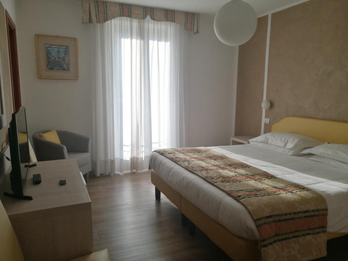 Hotel Centrale San Pellegrino Terme Værelse billede